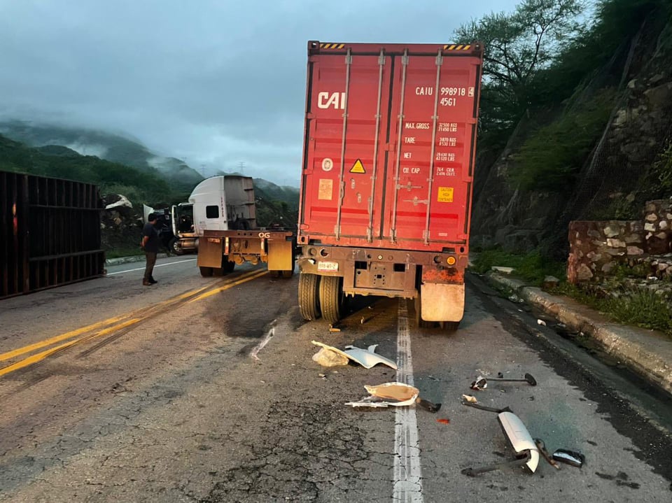 ARTEAGA Autopista Siglo XXI se bloquea por choque de tráileres 2