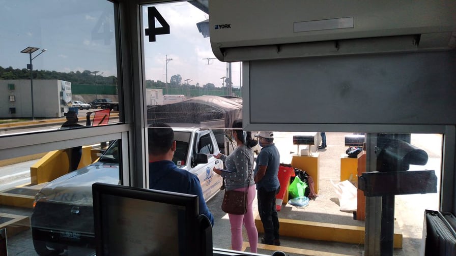 MICHOACÁN Profesores se manifiestan con toma de casetas de cobro 1