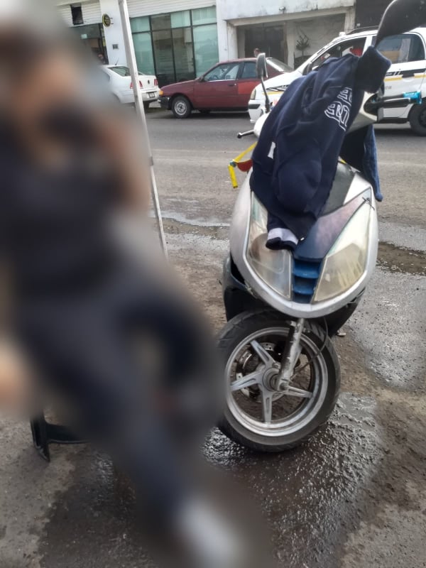 MORELIA Vehículo atropella a mujer en motocicleta sobre Av. Torreón Nuevo