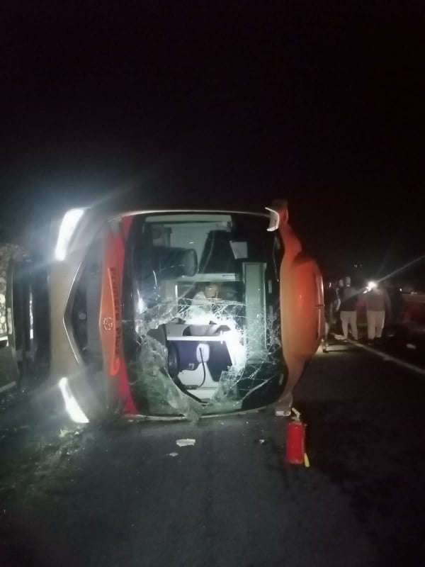 PANINDÍCUARO Un niño muere y hay 10 heridos en autobuzaso en la Autopista de Occidente 3