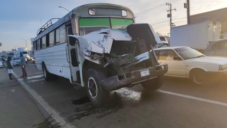 MORELIA Choca camión de pasajeros contra remolque de tráiler al norte de Morelia