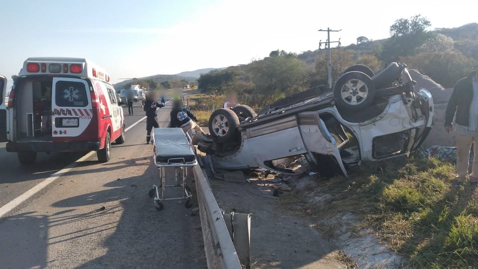 CHUCÁNDIRO Volcadura de camioneta deja un muerto en la Autopista de Occidente
