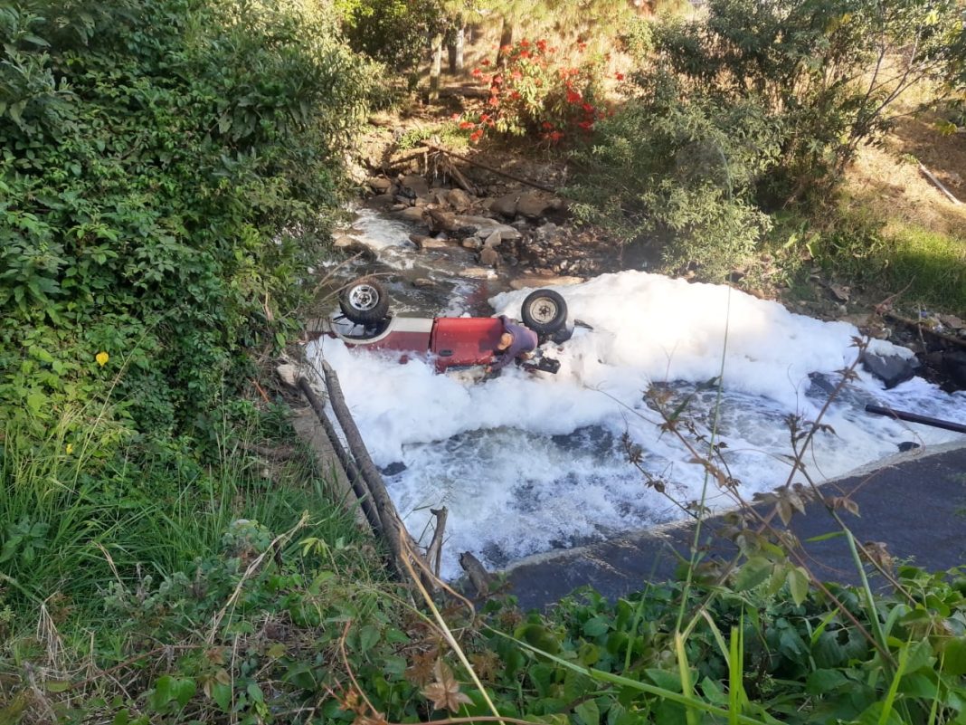 URUAPAN Automovilista muere al caer a un barranco en la libre a Lombardía 3