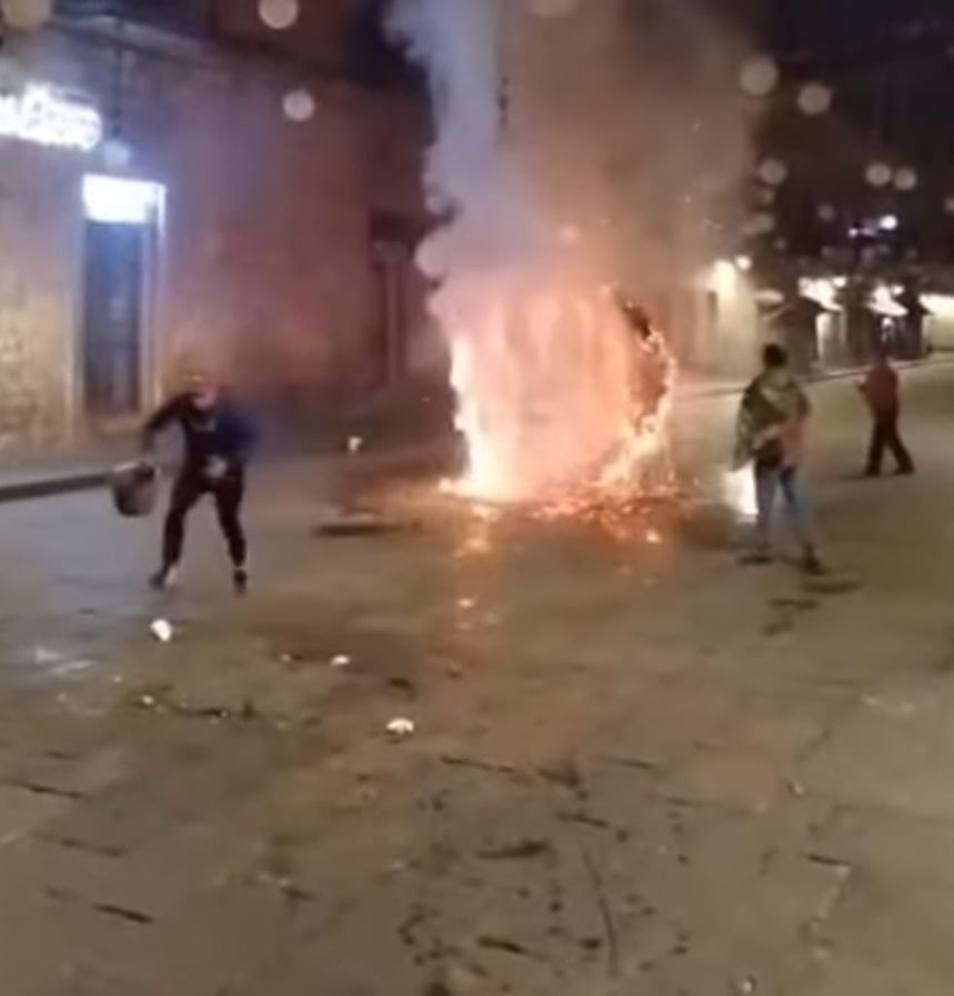 MORELIA Arde adorno navideño en el Centro Histórico de Morelia 3