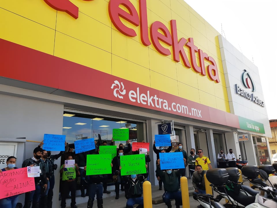 LOS REYES Trabajadores de Banco Azteca en Los Reyes se manifiestan por desaparición de un compañero 2