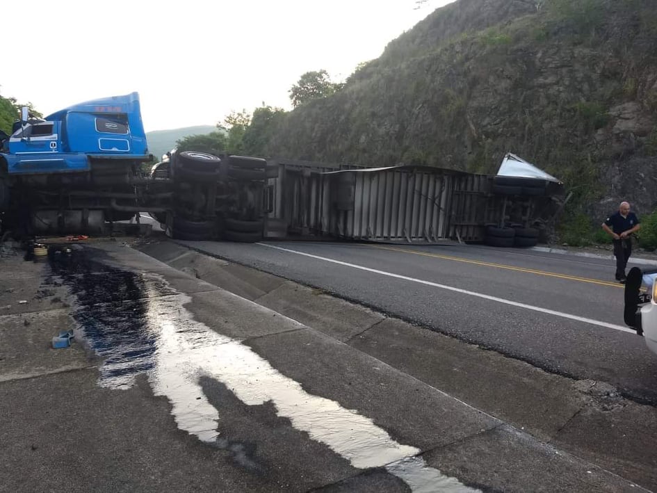 LA UNIÓN Se vuelca tráiler con contenedores y bloquea la autopista Siglo XXI 1