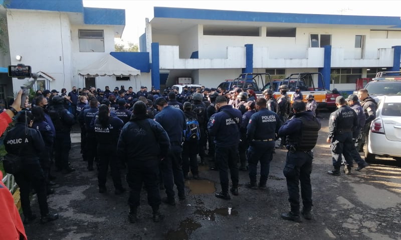 URUAPAN Policías municipales se manifiestan por mejoras salariales en Uruapan