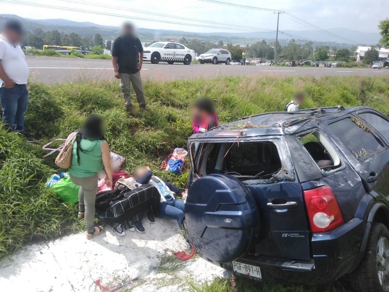 MORELIA Vuelca camioneta en la Morelia-Pátzcuaro 3 personas quedan heridas