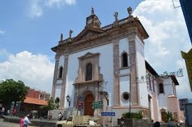 URUAPAN Pistola en mano delincuentes le roban las limosnas a sacerdote en Uruapan