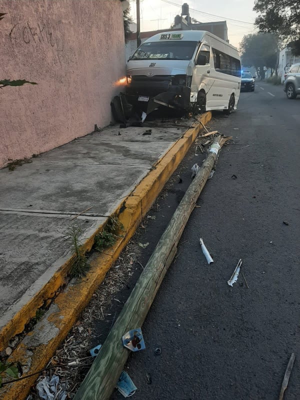 MORELIA Se registra choque entre vehículo particular y combi al oriente de Morelia