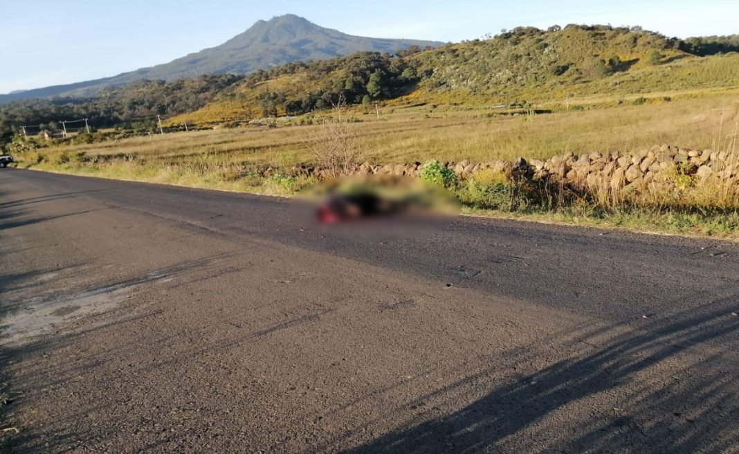 CHILCHOTA A balazos le destrozan la cara a un hombre y abandonan su cuerpo en carretera de Chilchota 1