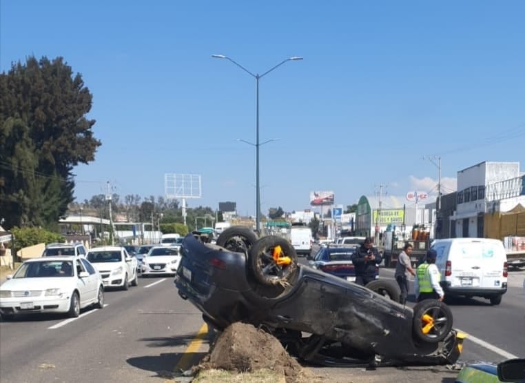 MORELIA Vuelca automóvil en la Av. Morelos Norte de Morelia 1