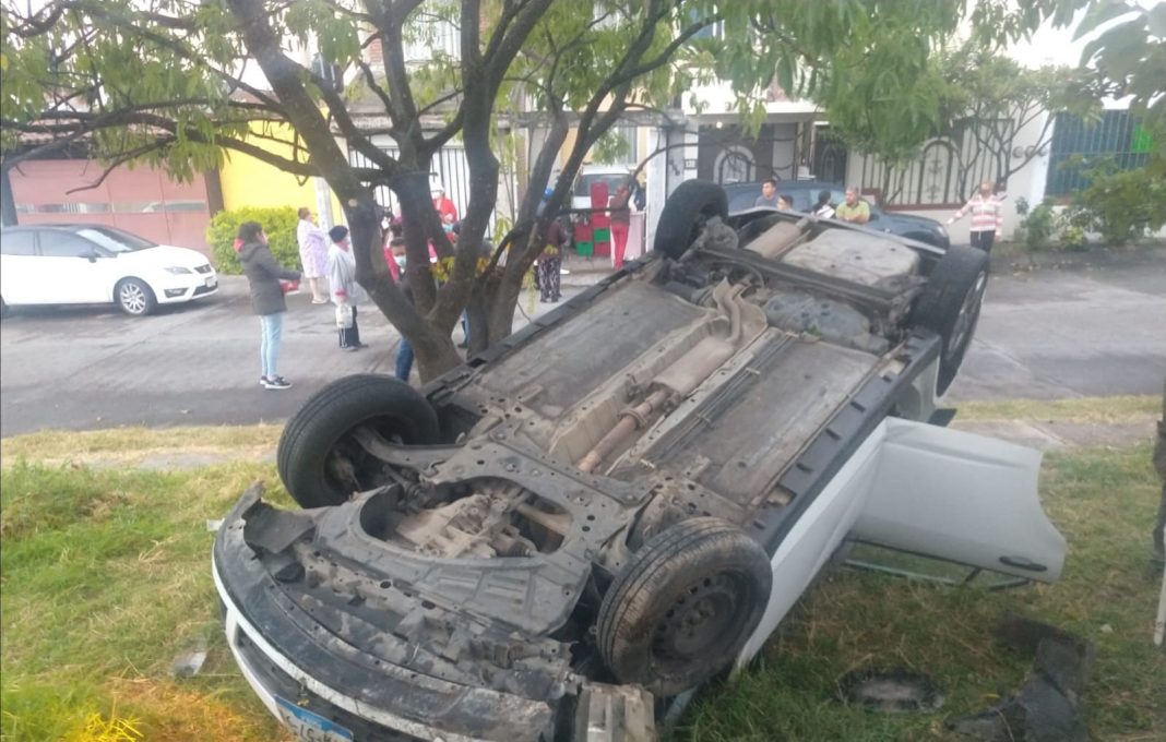 MORELIA Vuelca automóvil en la colonia Justo Mendoza 1