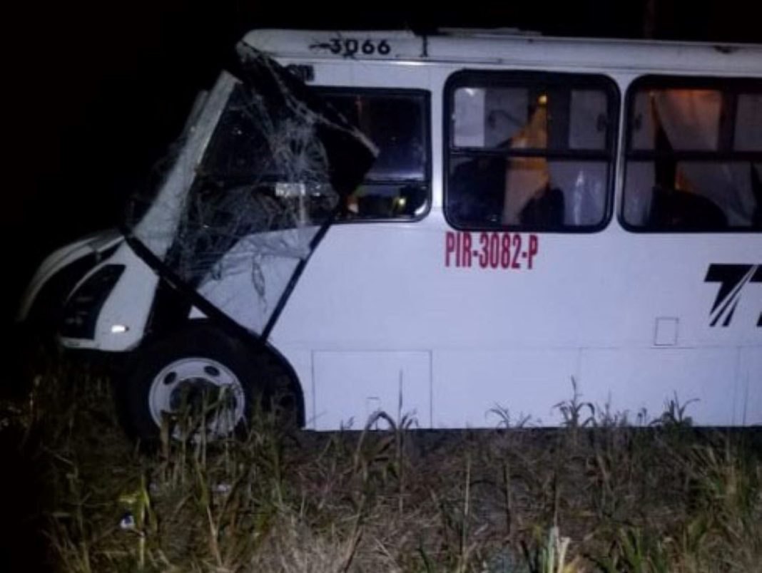 PURUÁNDIRO Vuelca camión de transporte de personal hay 10 heridos 3