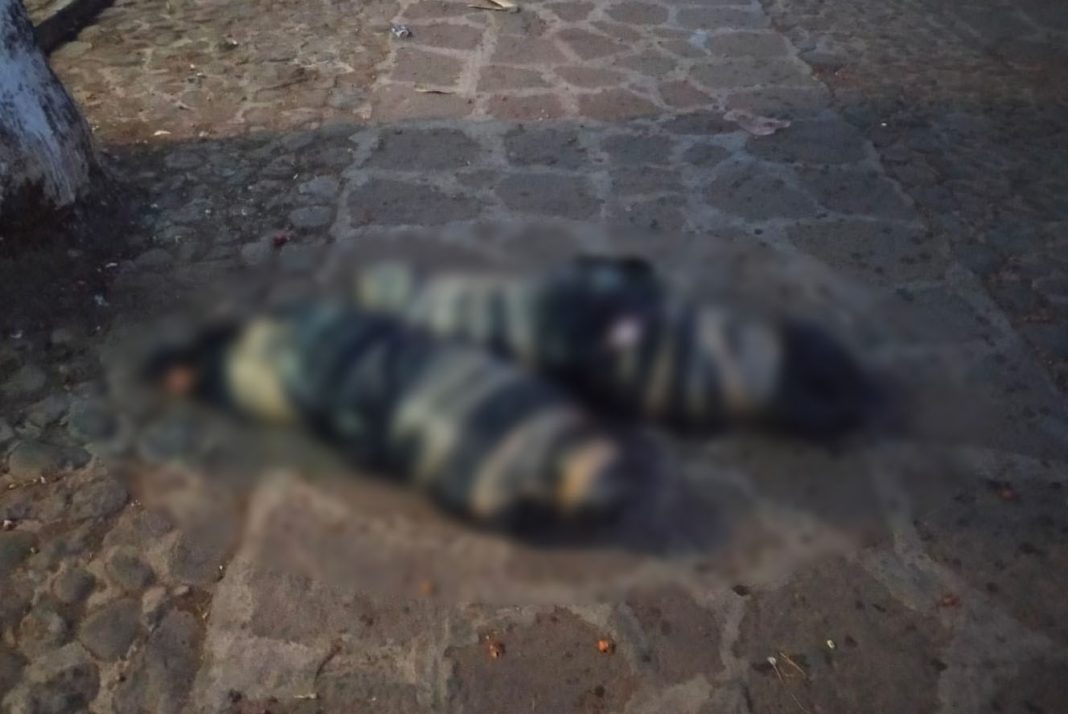 CONTEPEC Abandonan 2 cadáveres embolsados en plaza de Contepec 2