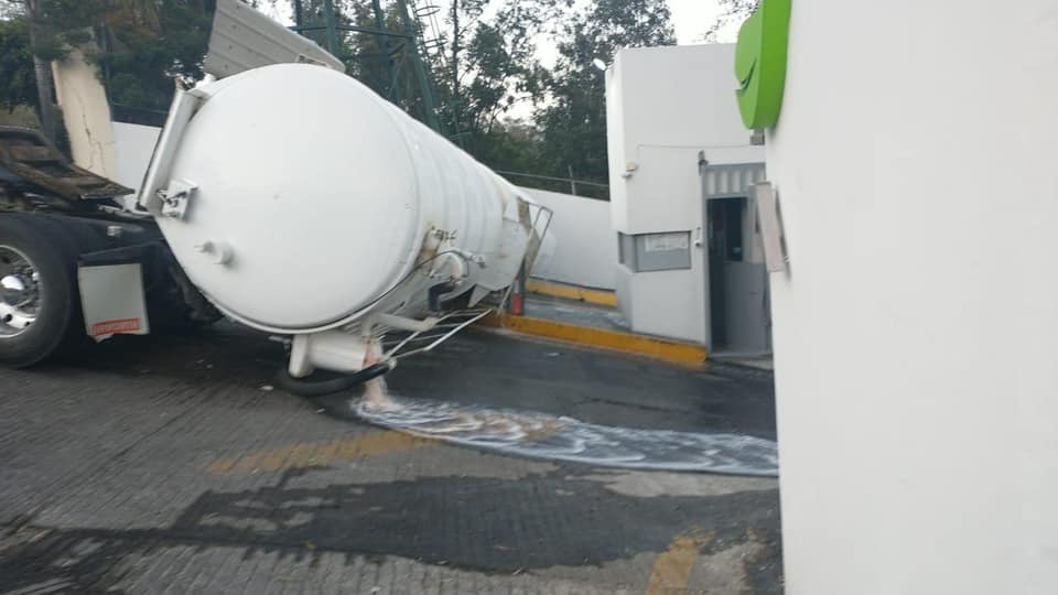 MORELIA Vuelca pipa de gasolina al sur de Morelia 2