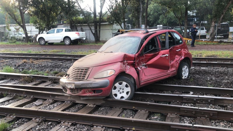MORELIA Vehículo es embestido por el tren en Morelia
