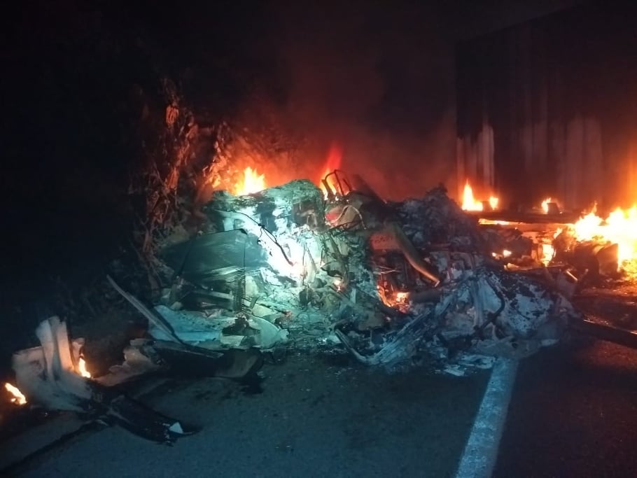 ARTEAGA Reportan mortal choque entre tráiler y otro vehículo en Arteaga 1