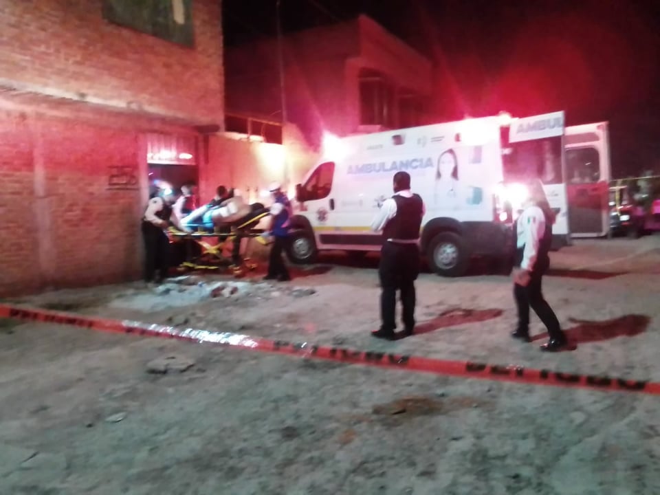 MORELIA Hombre sufre atentado a balazos en la colonia 3 de Agosto policías y paramédicos lo auxilian 3