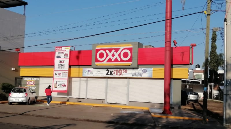 URUAPAN Con armas largas delincuentes rafaguean dos tiendas Oxxo en La Pinera y Zumpimito 2