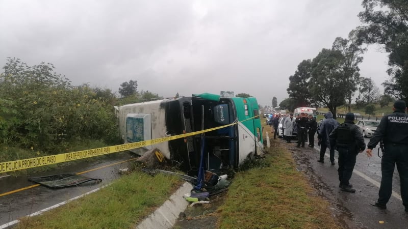 MORELIA Vuelca autobús de pasajeros en la Morelia-Pátzcuaro hay varios heridos 4