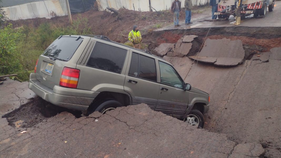 TOCUMBO Lluvias provocan desgajamiento en la carretera Tocumbo-Cotija 1