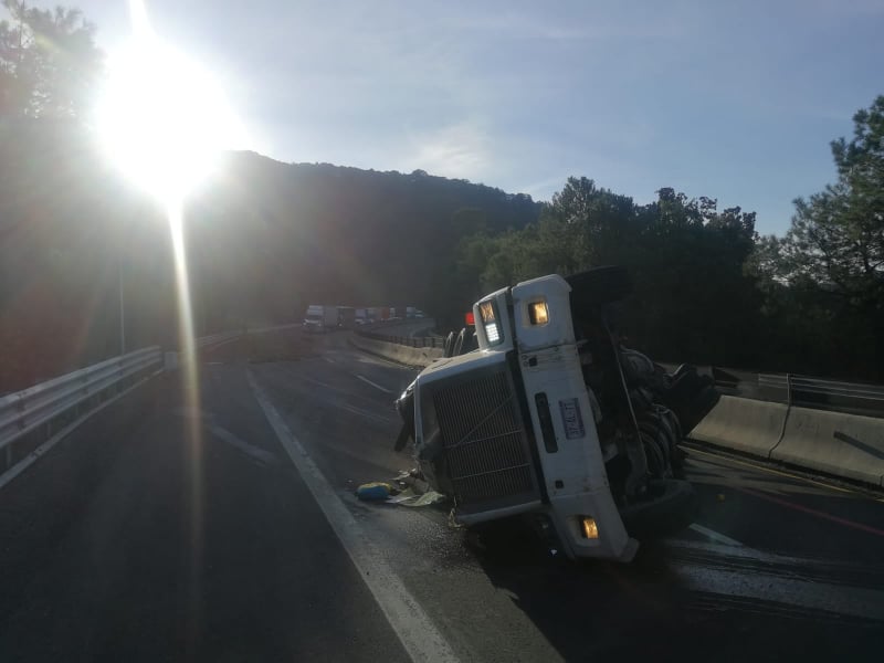 ZINAPÉCUARO Vuelca tráiler en la Autopista de Occidente hay 2 heridos 1