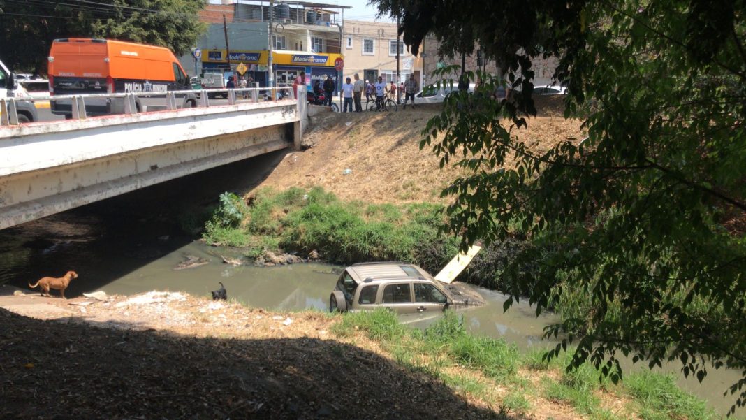 MORELIA Camioneta cae a río de aguas negras tras choque contra moto en Morelia 3