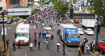 Normalistas saquean camiones 1304