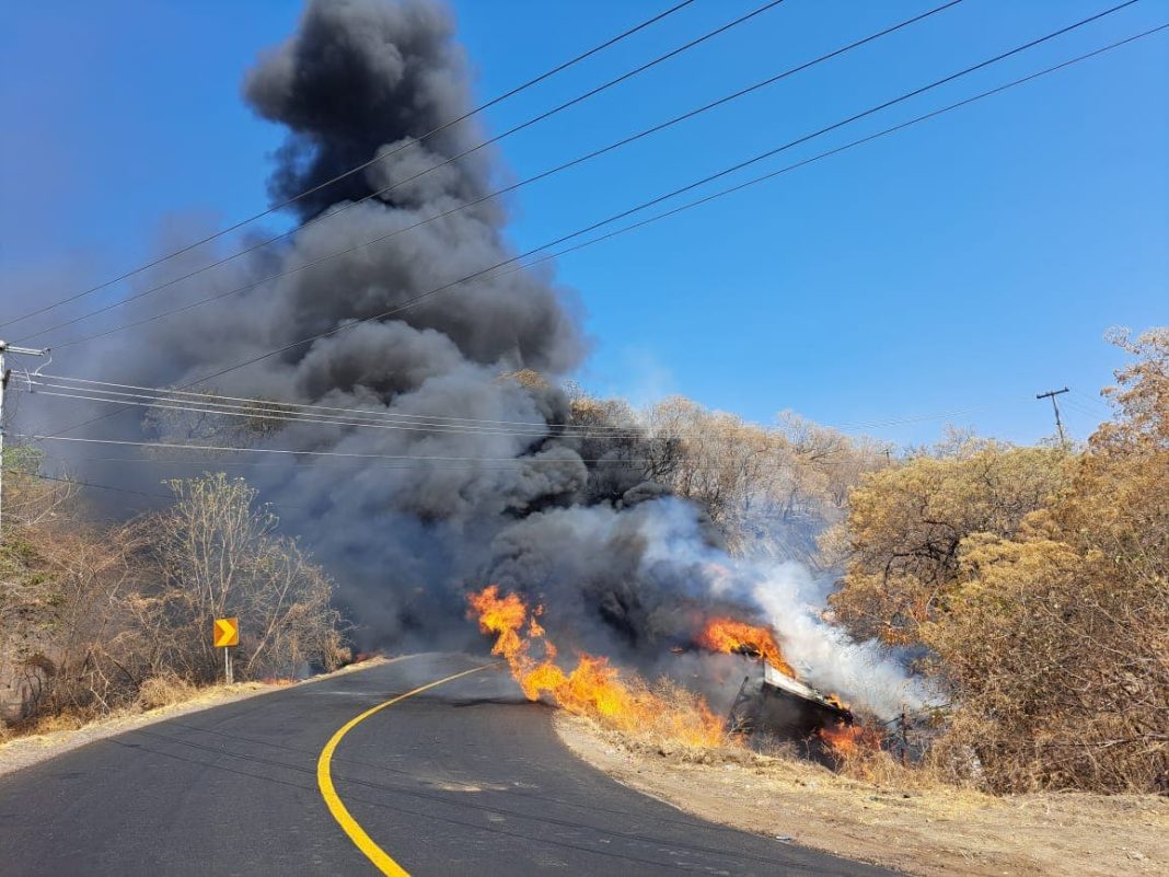 HUETAMO Tractocamión se vuelca y se incendia en la carretera Huetamo - San Lucas 3
