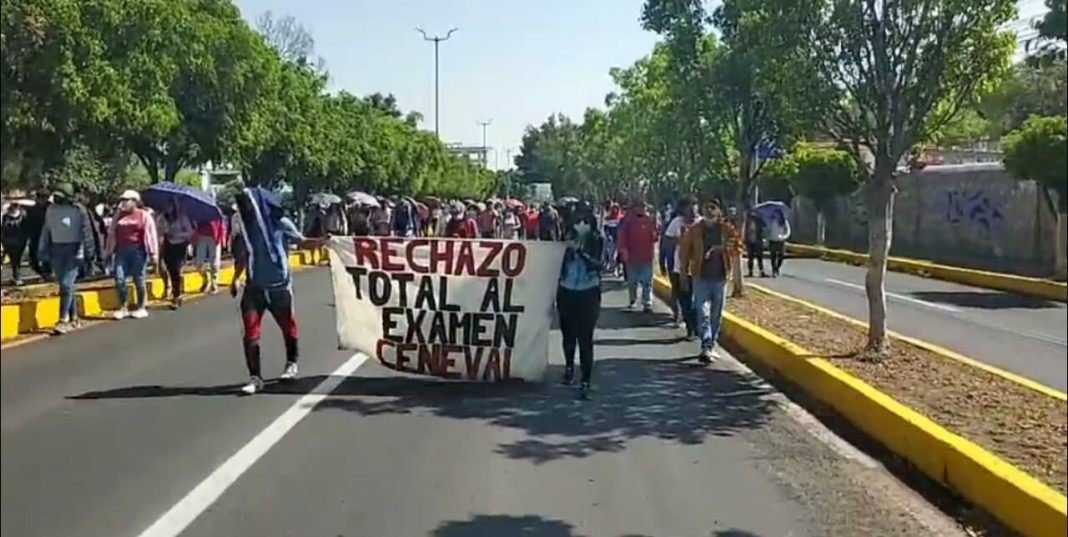 MARCHA NORMALISTAS 200422