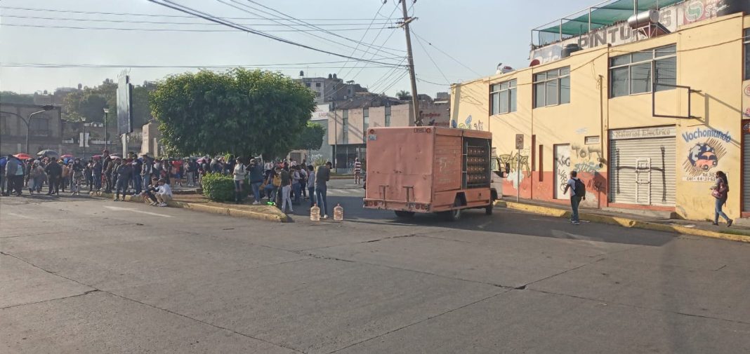 MORELIA Normalistas retienen camiones para bloquear circulación 2