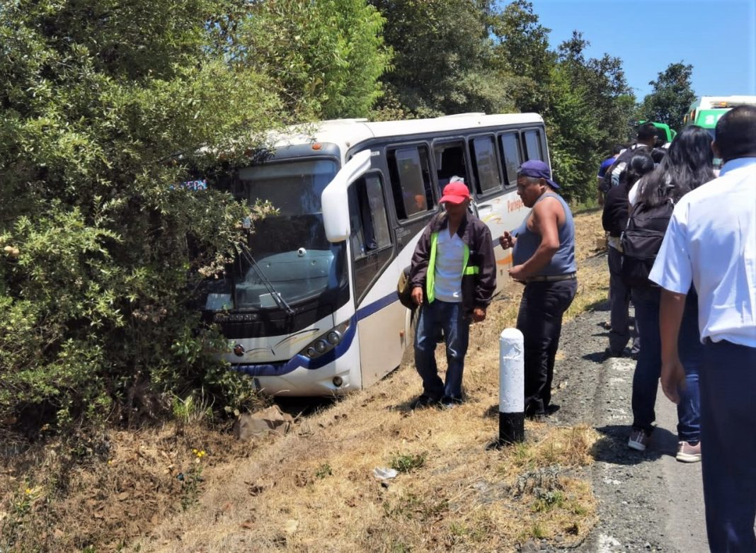 PARACHO Autobús Purhépechas se salió de la carretera en Paracho 4
