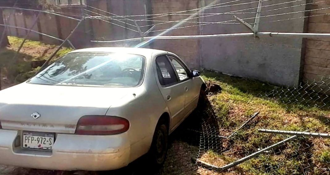 MORELIA Auto choca contra malla perimetral en la colonia San José del Cerrito 1
