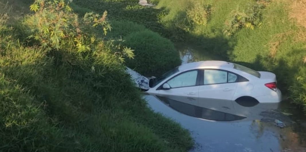 MORELIA Vehículo cae a río en la avenida Óscar Chávez al norte de Morelia 1