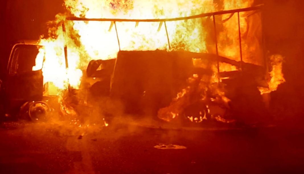 URUAPAN Bloqueos y quemas de vehículos en Uruapan 6