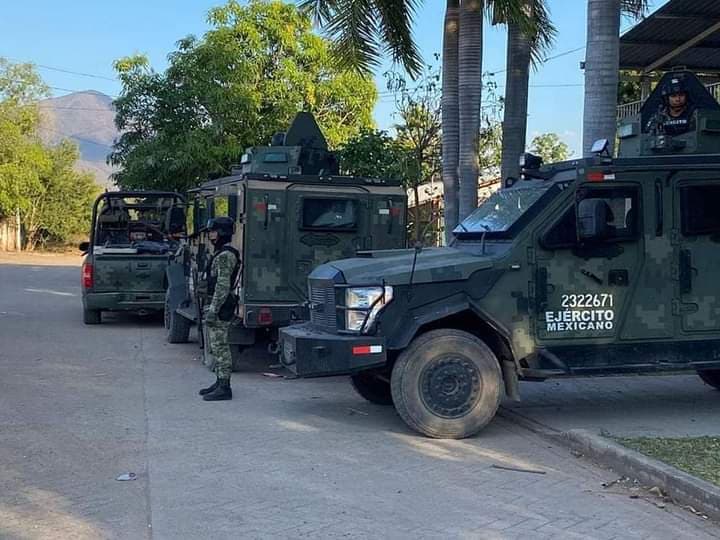 APATZINGÁN Soldados Guardia Nacional y Guardia Civil decomisan arsenal en Buenavista