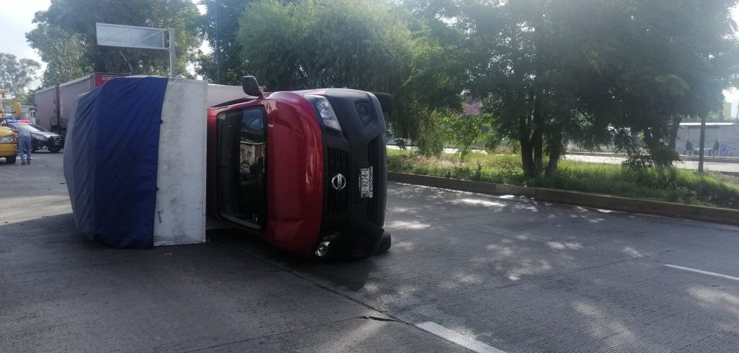 MORELIA Vuelca camioneta en el periférico de Morelia 4