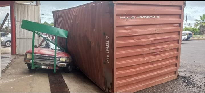 LÁZARO CÁRDENAS Camioneta queda destrozada al caerle un contenedor de carga 2