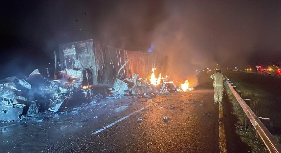 COPÁNDARO DE GALEANA Choque entre tráilers deja un muerto en la autopista México-Guadalajara 1
