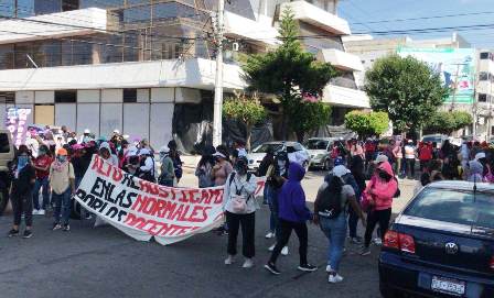 Normalistas se manifiestan 0112