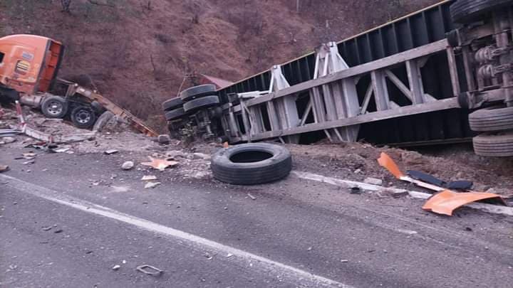 LA UNIÓN Choca tráiler de Pemex contra otro vehículo cargado de contenedores 2