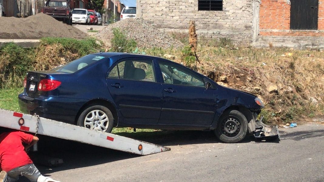 MORELIA Vuelca vehículo al sur de Morelia 3