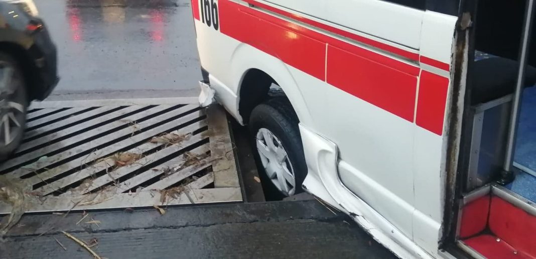 MORELIA Combi queda atorada en alcantarilla abierta sobre Av. Madero Poniente de Morelia 1