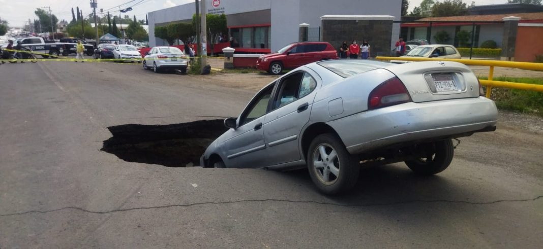 MORELIA Auto cae a socavón en puente de la Av. Siervo de la Nación Morelia 2