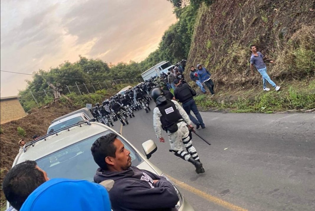 SAN JUAN NUEVO Ingresan Fuerzas Federales y Estatales a San Juan Nuevo se desatan bloqueos 1 SAN JUAN NUEVO Ingresan Fuerzas Federales y Estatales a San Juan Nuevo se desatan bloqueos 1