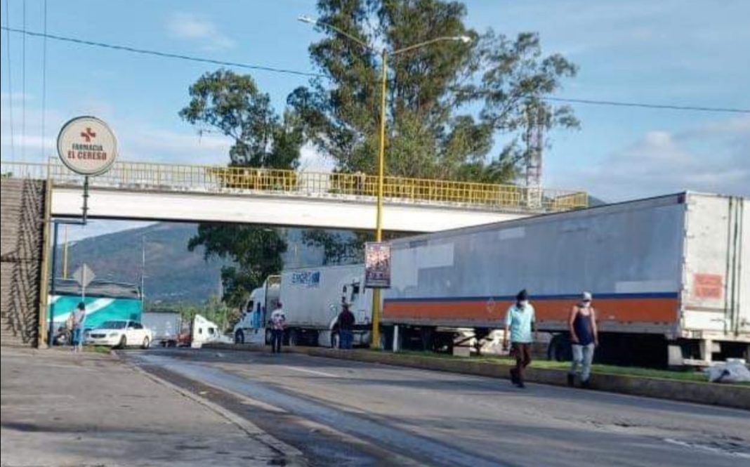 URUAPAN Comuneros bloquean el Boulevard industrial exigen liberación de 3 detenidos 1 URUAPAN Comuneros bloquean el Boulevard industrial exigen liberación de 3 detenidos 1
