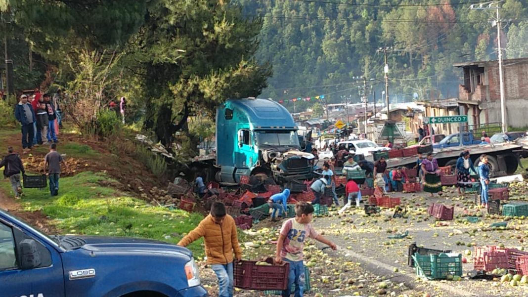 URUAPAN Chocan dos camiones en Capacuaro traían madera y mango 2 URUAPAN Chocan dos camiones en Capacuaro traían madera y mango 2