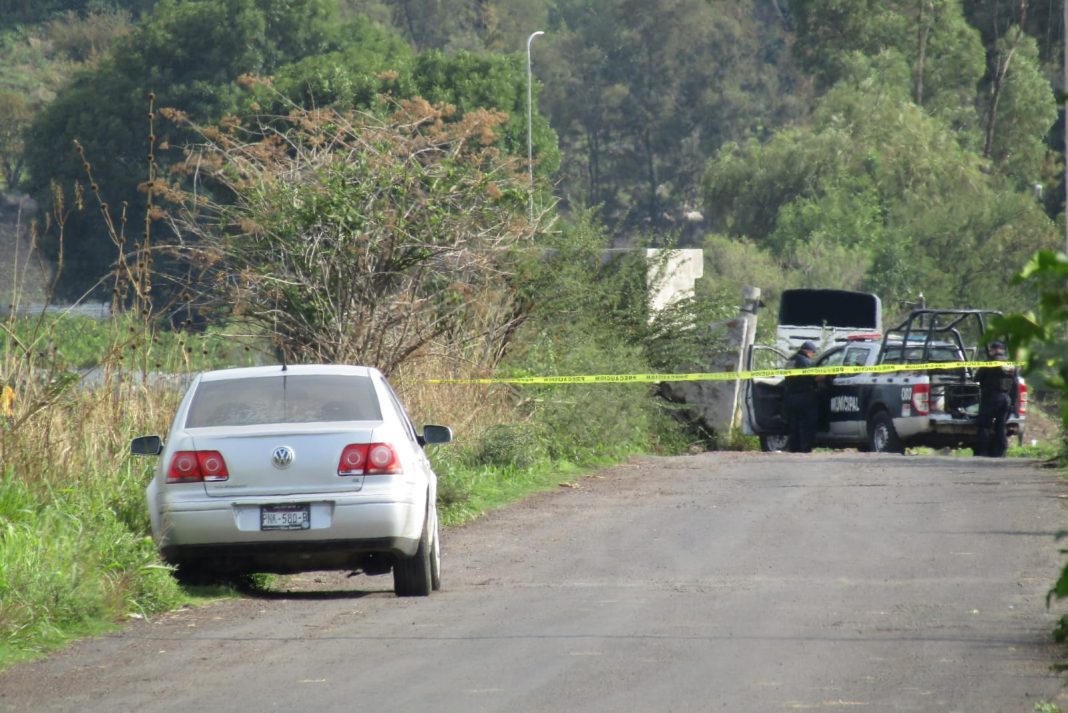 JACONA Localizan cadáver con huellas de violencia dentro de un auto abandonado 1