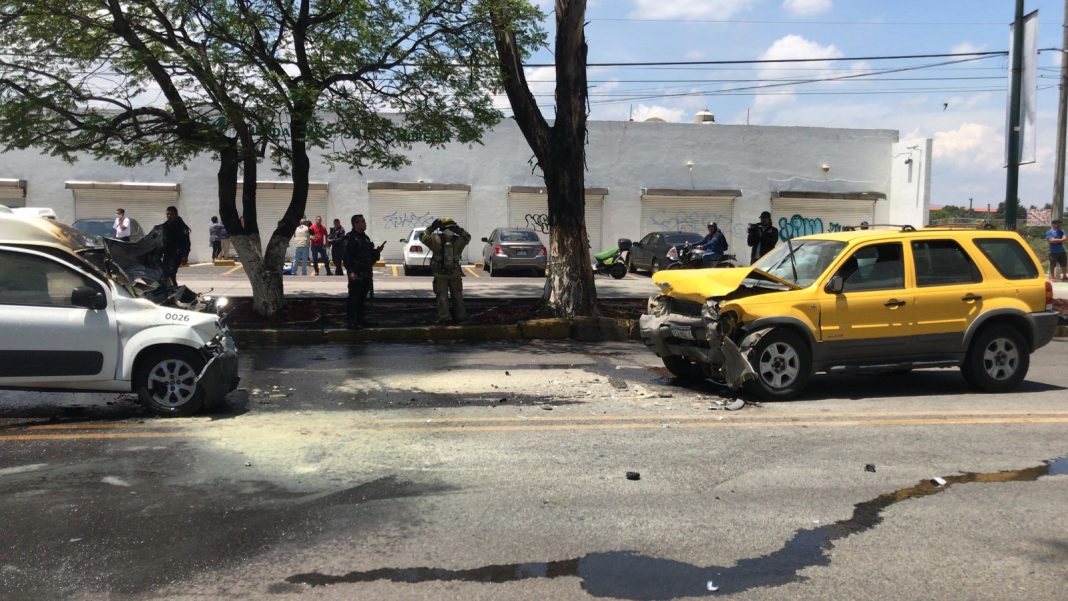 MORELIA Choque frontal entre camionetas deja a una mujer herida 1